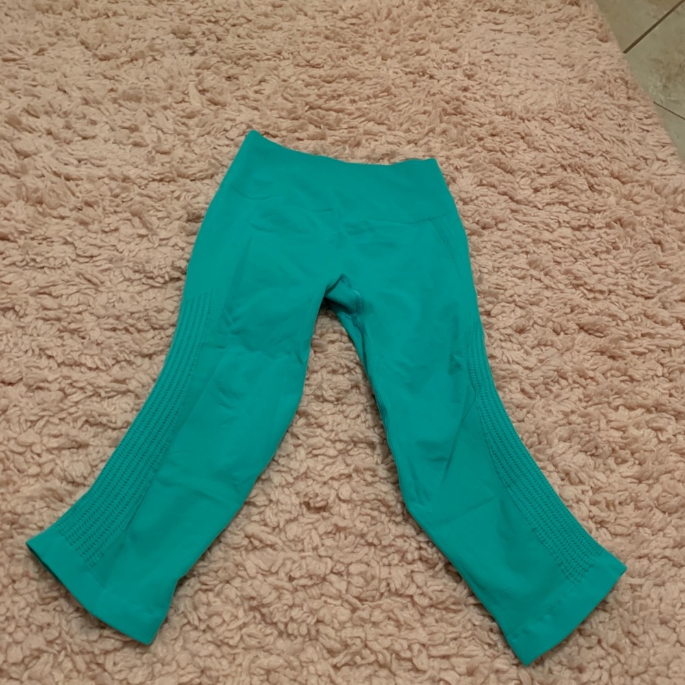Sea foam green lululemon leggings!